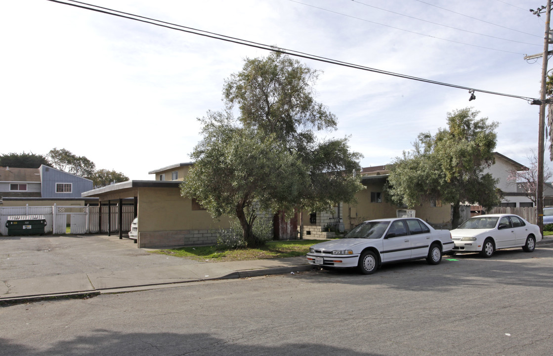 948 Harcourt Ave in Seaside, CA - Foto de edificio