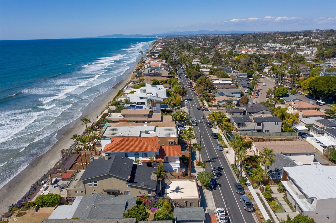 305 Neptune Ave in Encinitas, CA - Building Photo