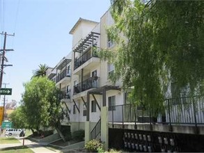 Benton Green Apartments in Los Angeles, CA - Building Photo - Building Photo