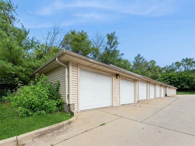 5908 Sutton Pl, Unit 1 in Urbandale, IA - Building Photo - Building Photo