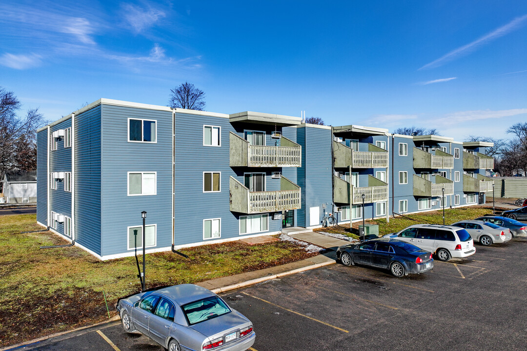 907 Dale St Apartments in Hutchinson, MN - Building Photo