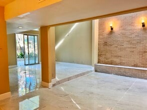 4560 Bellaire Blvd in Bellaire, TX - Building Photo - Building Photo