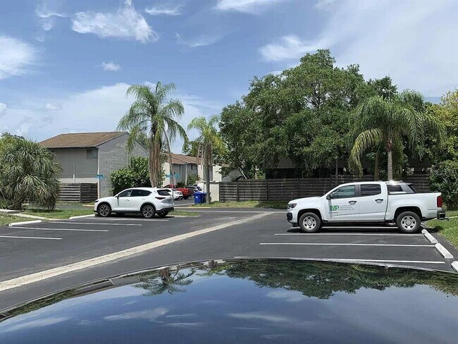 1084 Longfellow Cir in Sarasota, FL - Building Photo - Building Photo