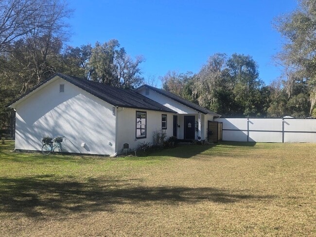 13091 Old Crystal River Rd in Brooksville, FL - Foto de edificio - Building Photo