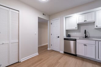 Lochwood Apartments in New Albany, IN - Foto de edificio - Interior Photo