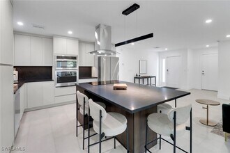 272 Yorkshire Ct in Naples, FL - Building Photo - Building Photo