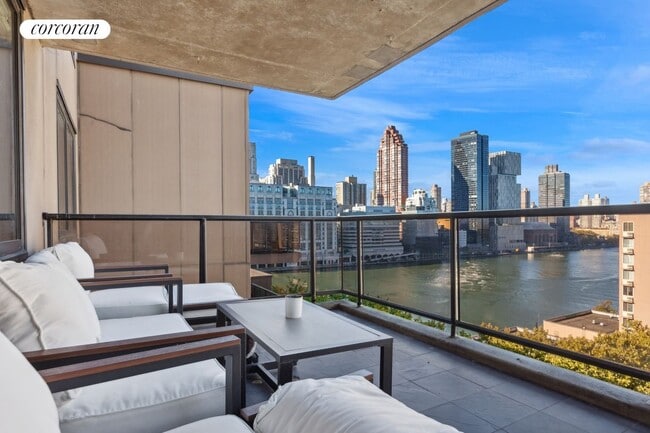 531 Main St in New York, NY - Building Photo - Building Photo
