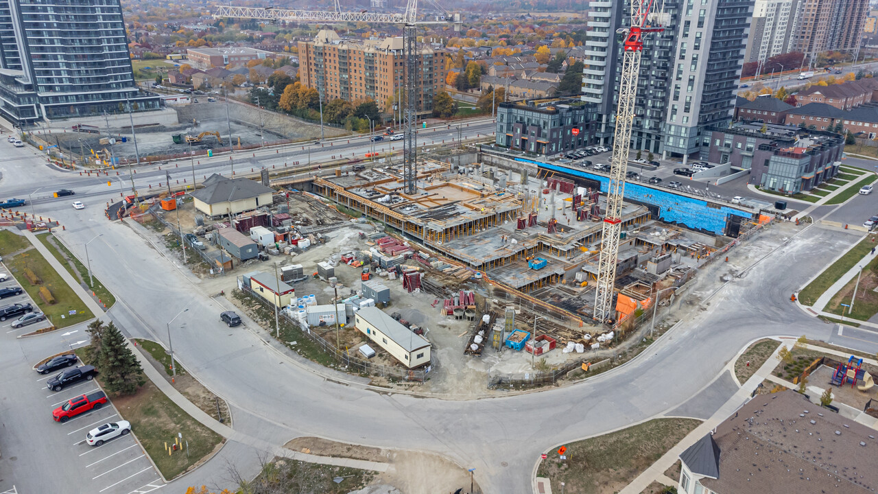 Canopy Towers in Mississauga, ON - Building Photo