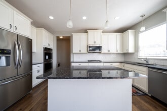 15430 Eagle Creek Way in Apple Valley, MN - Building Photo - Building Photo
