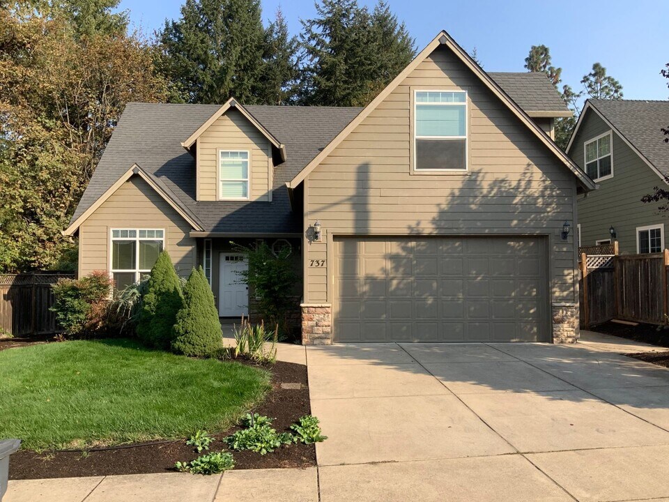 737 S 48th St in Springfield, OR - Building Photo