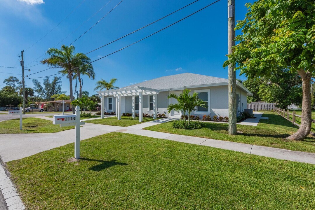 1119 Osceola Dr in West Palm Beach, FL - Building Photo