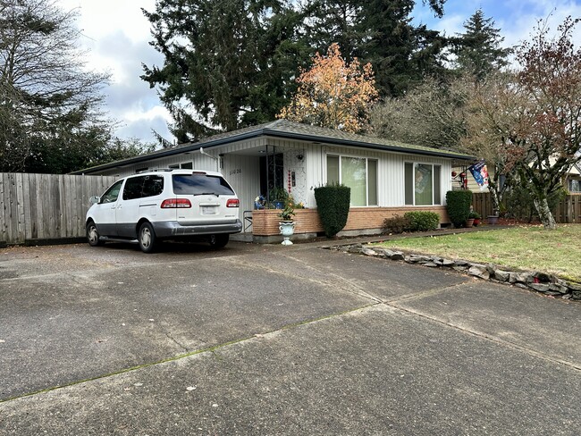 11018 E Burnside St in Portland, OR - Building Photo - Building Photo