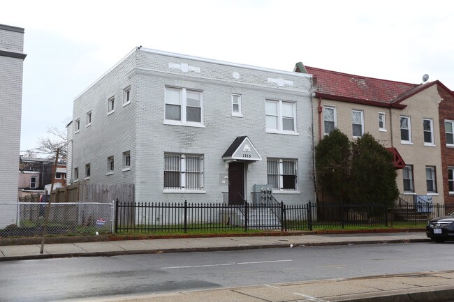 1715 W Virginia Ave NE