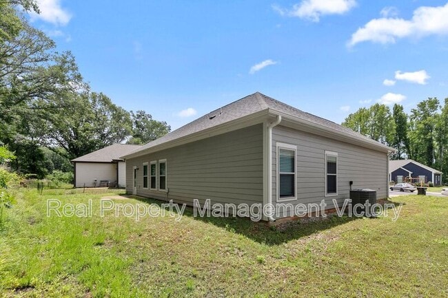 275 Avalon Wy in Clanton, AL - Foto de edificio - Building Photo