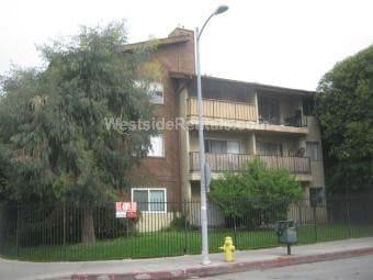 8505 Columbus Ave, Unit 317 in North Hills, CA - Foto de edificio - Building Photo
