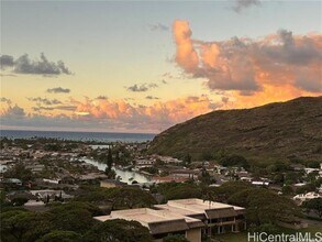 555 Hahaione St in Honolulu, HI - Building Photo - Building Photo