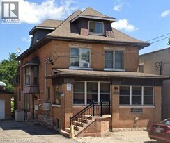 947 Main St E in Hamilton, ON - Building Photo