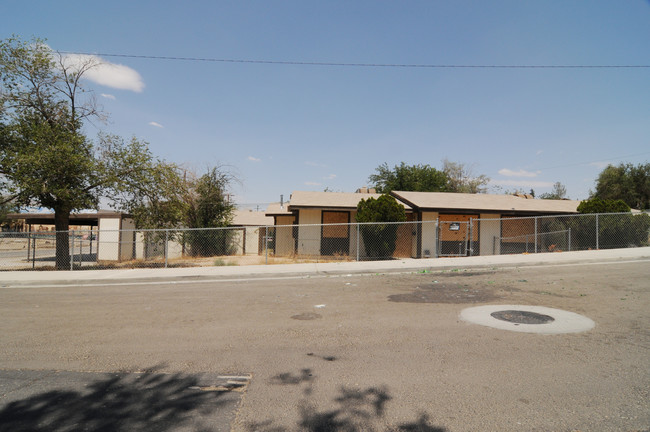 15504 Hesperia Rd in Victorville, CA - Building Photo - Building Photo