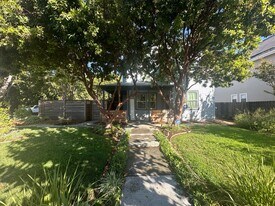 301 Creekside Way in Winters, CA - Building Photo