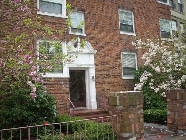 1559 Beacon St, Unit 1555-8 in Brookline, MA - Building Photo - Building Photo
