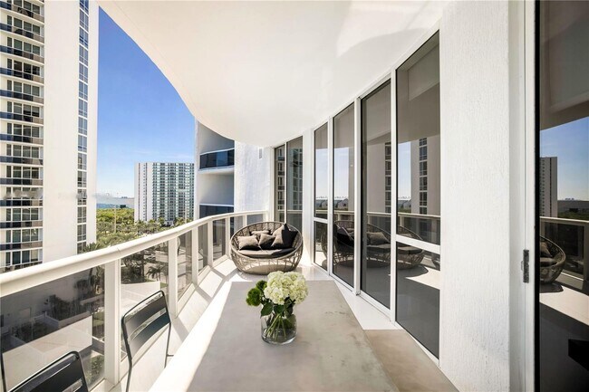 15901 Collins Ave, Unit 707 in Sunny Isles Beach, FL - Foto de edificio - Building Photo