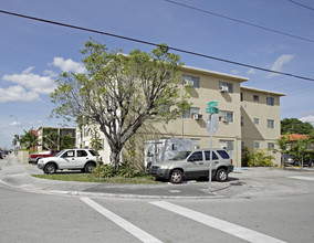 Oraida Apartments in Miami, FL - Building Photo - Building Photo