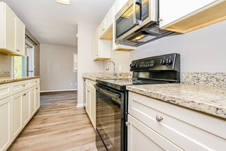 367 Lady Guinevere Way in Jonesboro, GA - Building Photo - Building Photo