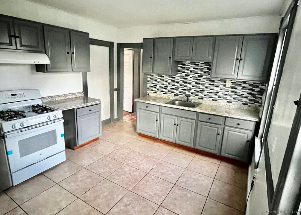 136 N Bishop Ave in Bridgeport, CT - Building Photo