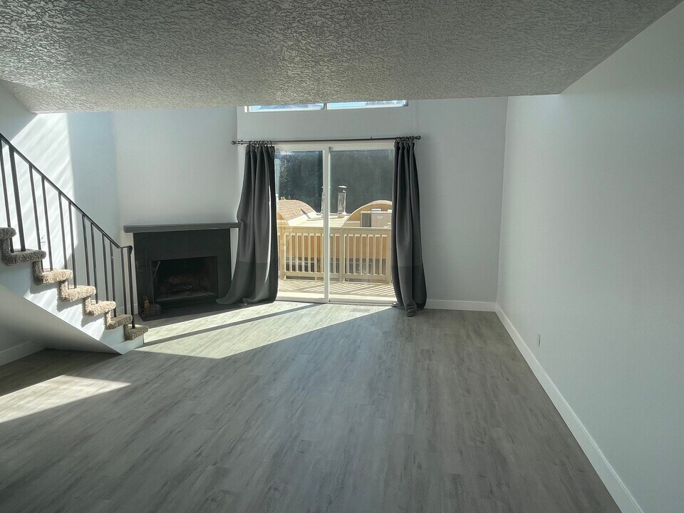 855 Southwest Broadway Drive, Unit Apt 23 in Portland, OR - Building Photo