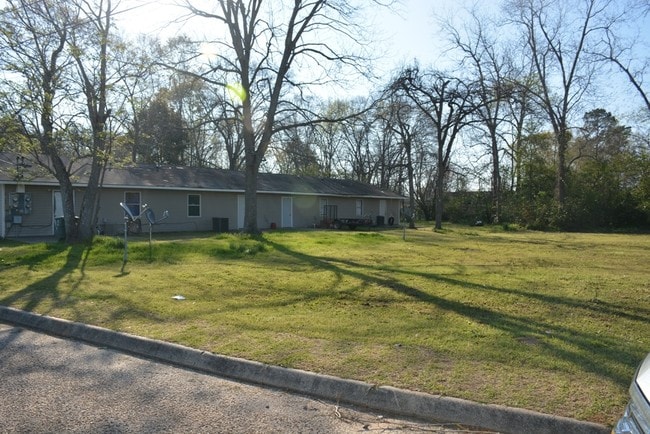 900 Daleville Ave in Enterprise, AL - Foto de edificio - Building Photo