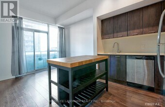 2200-2200 Lake Shore Blvd W in Toronto, ON - Building Photo - Building Photo