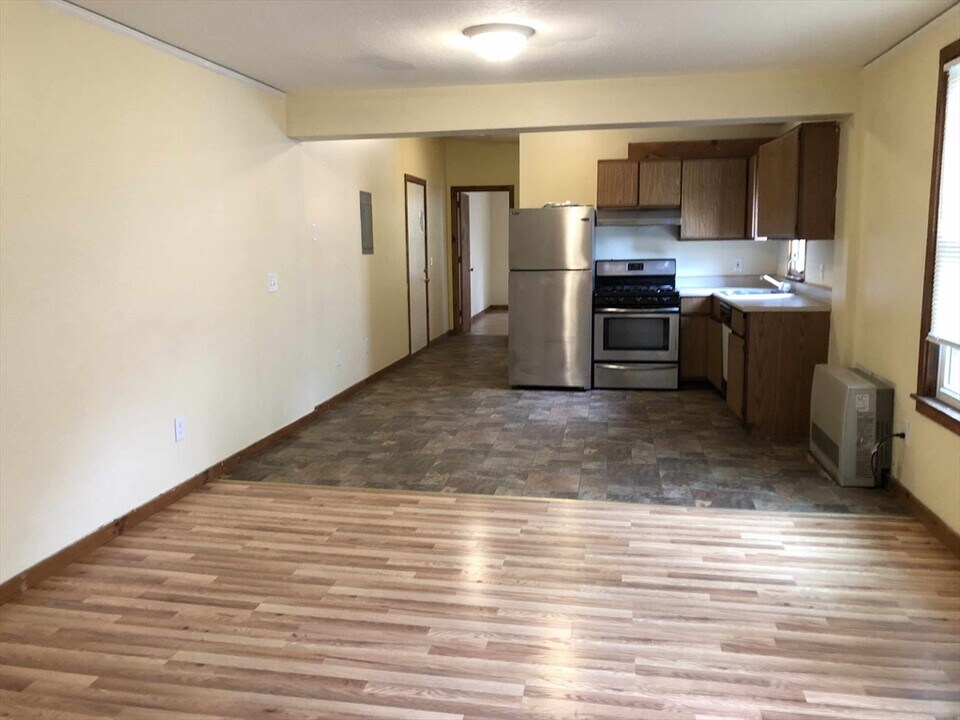 711 Main St in Amherst, MA - Building Photo