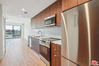 10431 Santa Monica Blvd in Los Angeles, CA - Building Photo - Building Photo