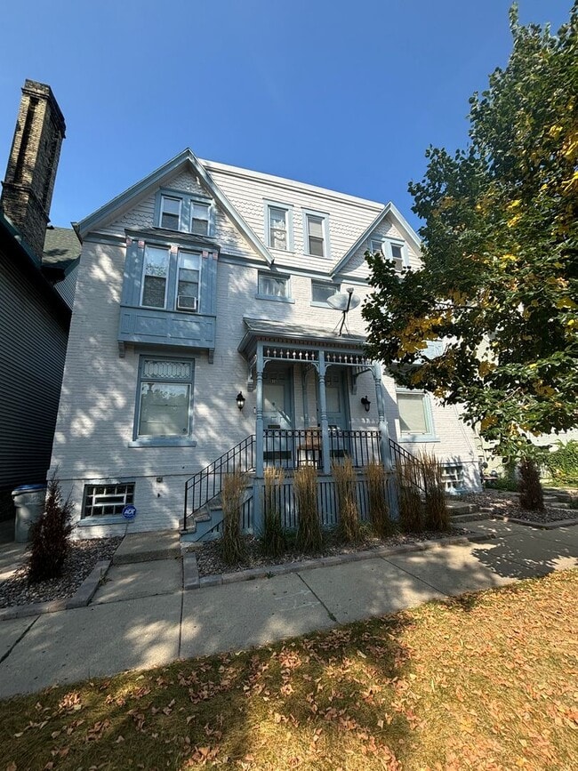 property at 916 E Lyon St