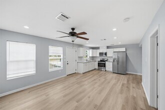 8595 Parkway Dr in Houston, TX - Building Photo - Building Photo