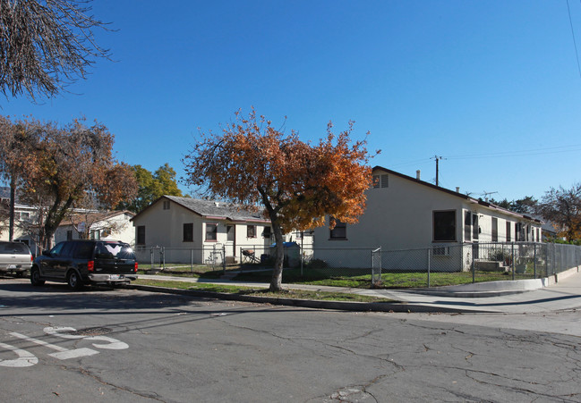 820 S Lake St in Burbank, CA - Foto de edificio - Building Photo