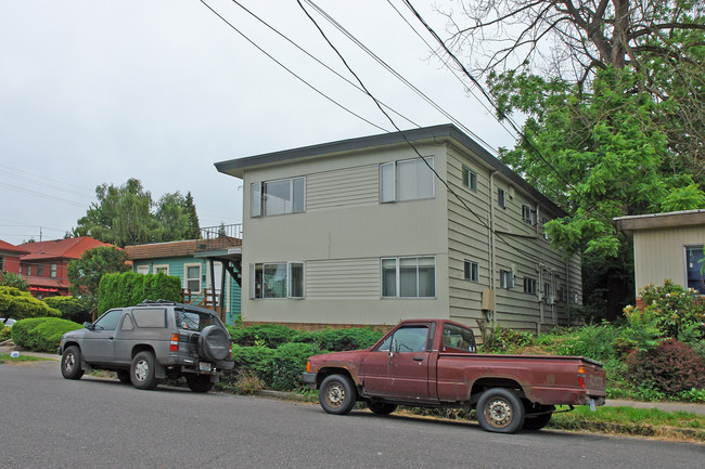 2554 NE Hoyt St in Portland, OR - Building Photo - Building Photo