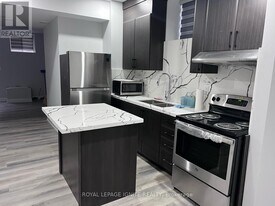 90 Merlin St in Oakville, ON - Building Photo