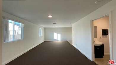 1161 E 40th Pl in Los Angeles, CA - Building Photo - Building Photo