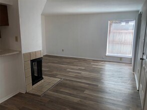 8048 Sands Point Dr in Houston, TX - Building Photo - Building Photo