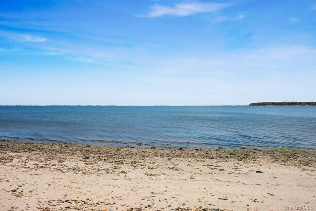 5 High Rd in Hampton Bays, NY - Building Photo - Building Photo