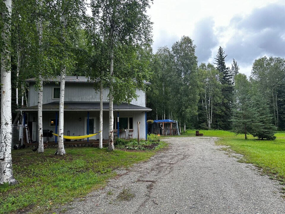 1310 Woll Rd in North Pole, AK - Building Photo