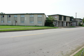 Dumble Apartments in Houston, TX - Foto de edificio - Building Photo