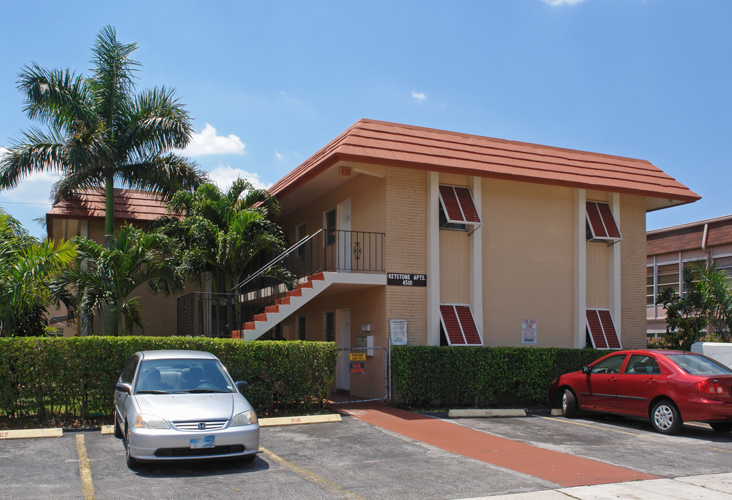 Keystone Apartments in Lauderdale Lakes, FL - Building Photo