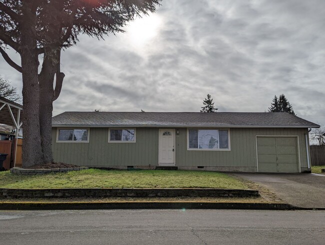 1481 W Fairview Dr in Springfield, OR - Building Photo - Building Photo