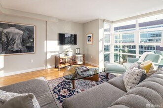 330 Mission Bay Boulevard North in San Francisco, CA - Foto de edificio - Building Photo