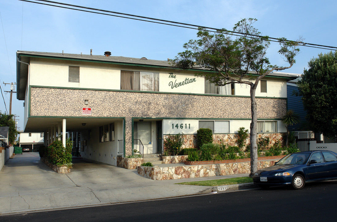 Larch Apartments in Lawndale, CA - Foto de edificio