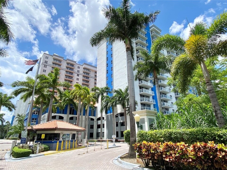 5085 NW 7th St, Unit 511 in Miami, FL - Building Photo