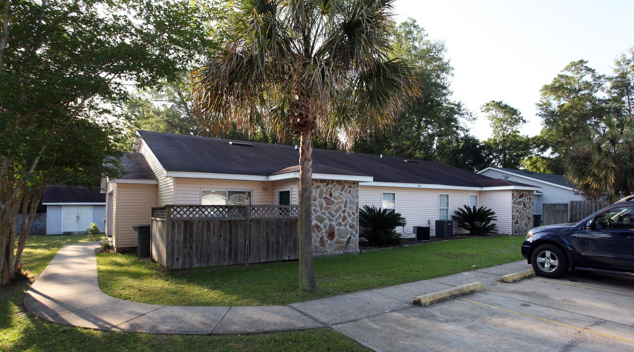 8310 Country Walk Dr in Pensacola, FL - Building Photo