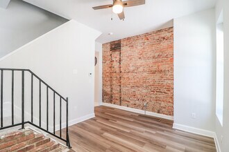 2228 Kemper Ln, Unit 4 in Cincinnati, OH - Building Photo - Building Photo